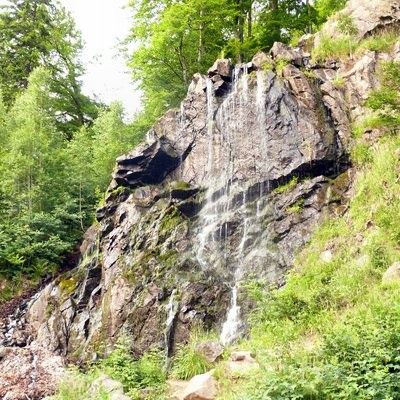 Es ist auch beeindruckend, wie das Wasser die knapp 23 Meter an der steilen Felswand in die Tiefe stürzt.